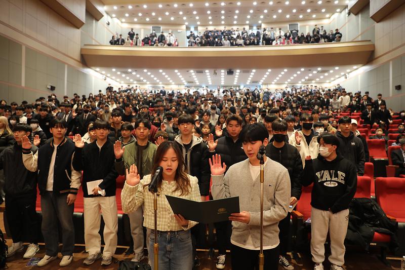 “너무 오고 싶었던 학교, 꿈만 같다”